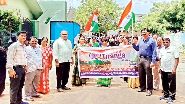 మహనీయులను స్మరించుకోవాలి