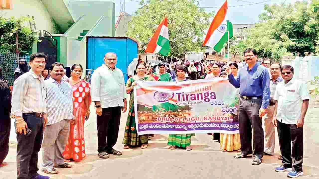 మహనీయులను స్మరించుకోవాలి