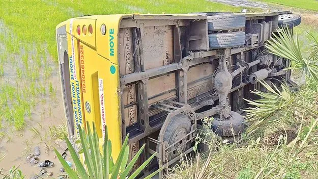 స్కూల్‌ బస్సు బోల్తా