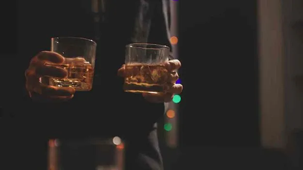 Officials Caught Drinking: ఇరిగేషన్ అధికారుల జల్సాలు.. డ్యూటీ వదిలి మందు పార్టీ.. 