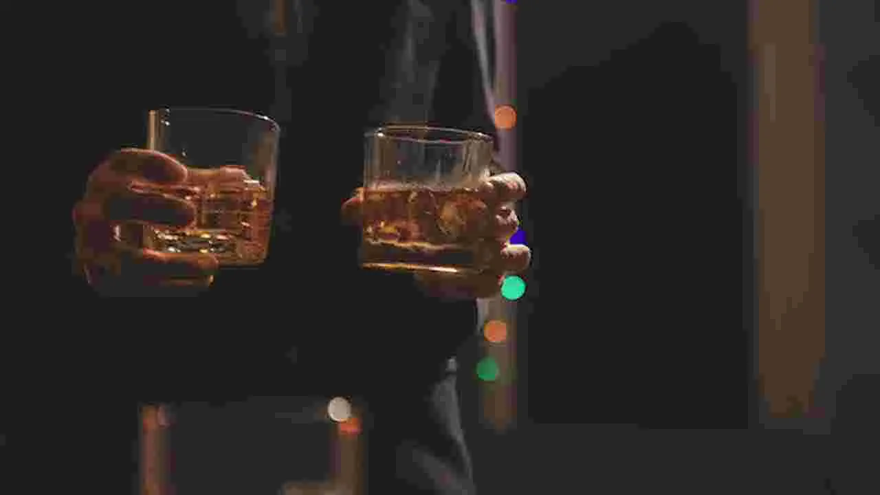 Officials Caught Drinking: ఇరిగేషన్ అధికారుల జల్సాలు.. డ్యూటీ వదిలి మందు పార్టీ.. 