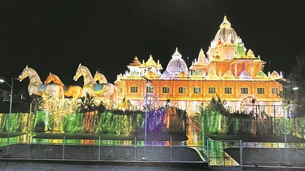  ISKCON Temple : విద్యుద్దీప వెలుగుల్లో ఇస్కాన మందిరం