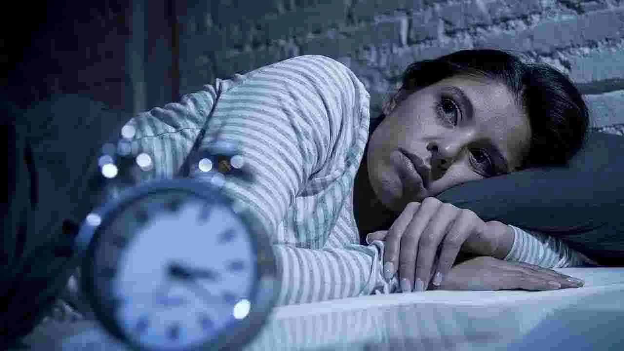 Sleeping Problems: తక్కువగా నిద్రపోతున్నారా.. అయితే ఈ సమస్యలు మీకూ రావొచ్చు.. 