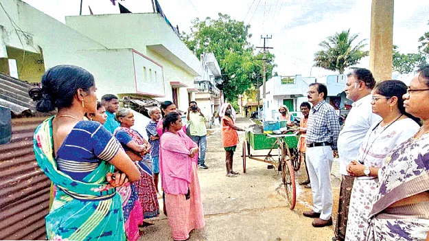 పారిశుధ్య పనులపై కార్యదర్శులు దృష్టి పెట్టండి