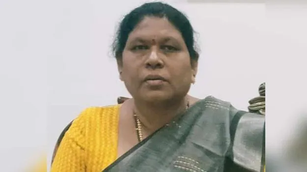 Telangana: కాంగ్రెస్ నాయకుడిని వాటర్ బాటిల్‌తో కొట్టిన ఎమ్మెల్యే కోవ లక్ష్మి
