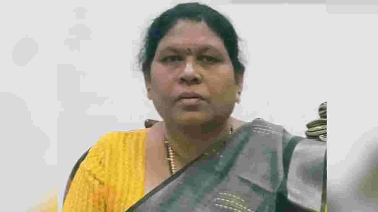 Telangana: కాంగ్రెస్ నాయకుడిని వాటర్ బాటిల్‌తో కొట్టిన ఎమ్మెల్యే కోవ లక్ష్మి