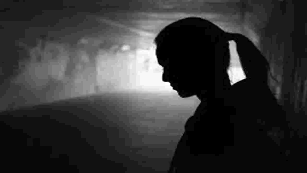 Lady Chor: విశాఖలో లేడీ దొంగ హల్చల్.. కంట్లో కారం కొట్టి చోరీ..