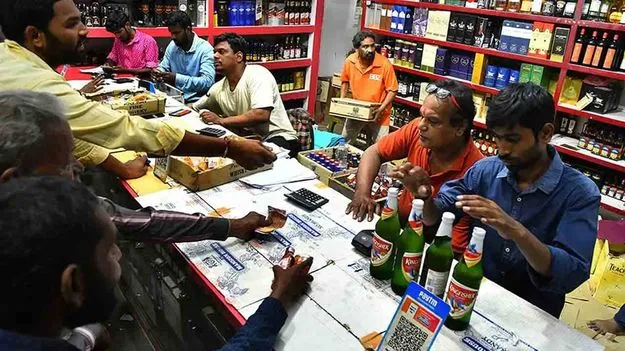 Liquor Shops License Fees: మద్యం షాపుల లైసెన్స్‌లపై ప్రభుత్వం కీలక నిర్ణయం