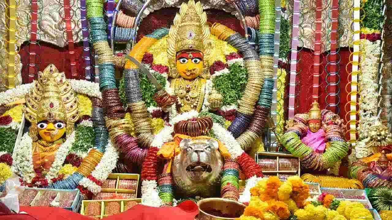 Sravana Sukravaram Satyanarayana Swamy Vratham 2025: శ్రావణ శుక్రవారం.. ఆలయాలకు పోటెత్తిన భక్తులు