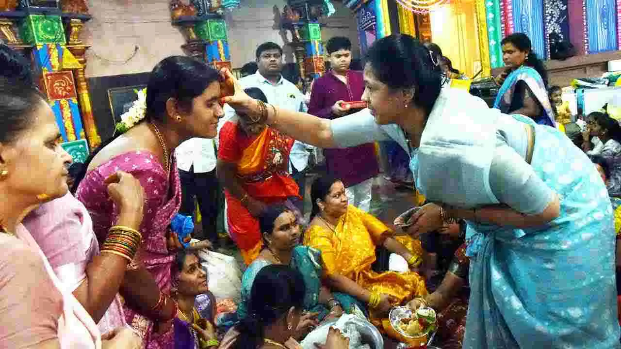 Sravana Sukravaram Satyanarayana Swamy Vratham 2025: శ్రావణ శుక్రవారం.. ఆలయాలకు పోటెత్తిన భక్తులు