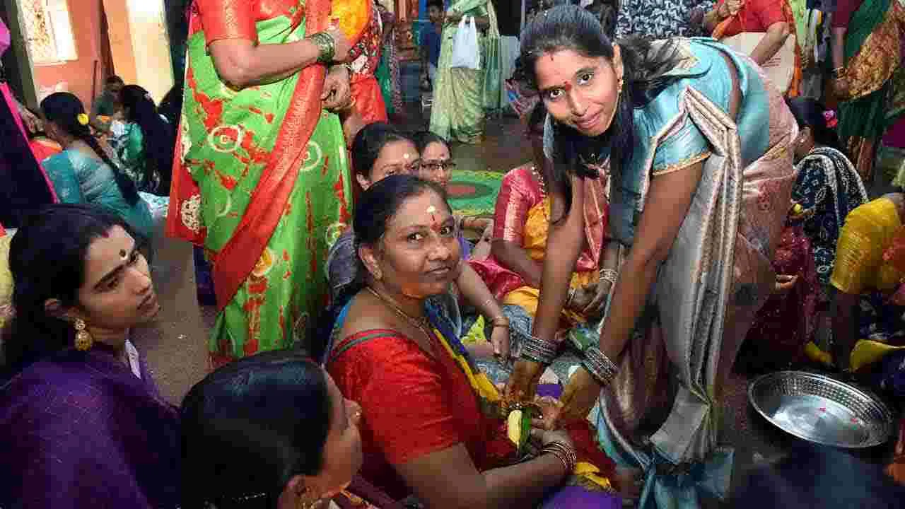 Sravana Sukravaram Satyanarayana Swamy Vratham 2025: శ్రావణ శుక్రవారం.. ఆలయాలకు పోటెత్తిన భక్తులు