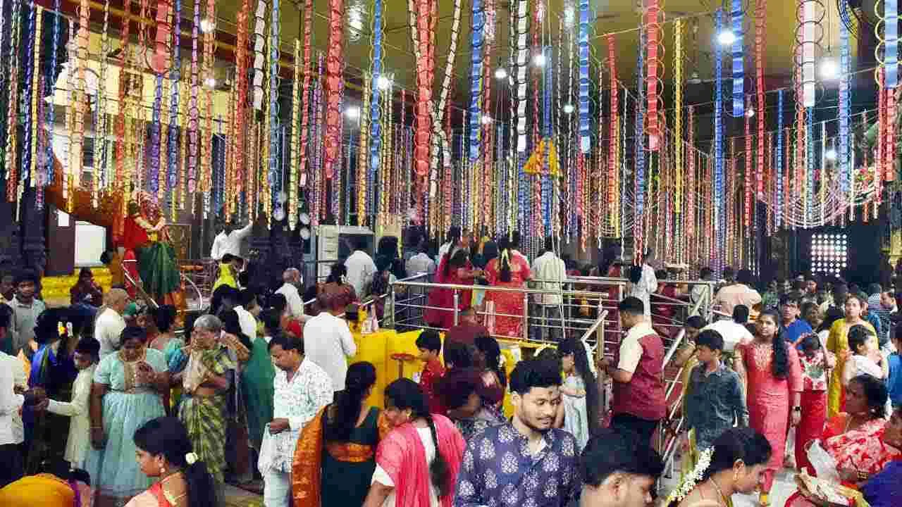Sravana Sukravaram Satyanarayana Swamy Vratham 2025: శ్రావణ శుక్రవారం.. ఆలయాలకు పోటెత్తిన భక్తులు