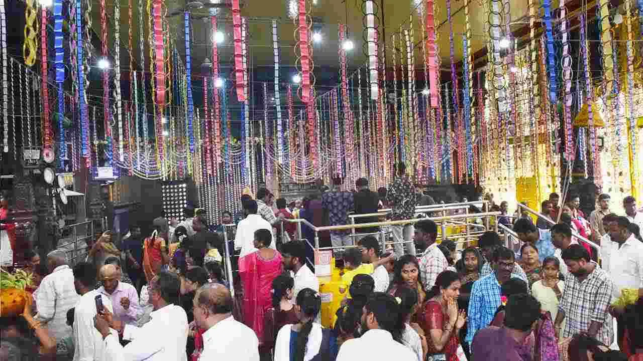 Sravana Sukravaram Satyanarayana Swamy Vratham 2025: శ్రావణ శుక్రవారం.. ఆలయాలకు పోటెత్తిన భక్తులు