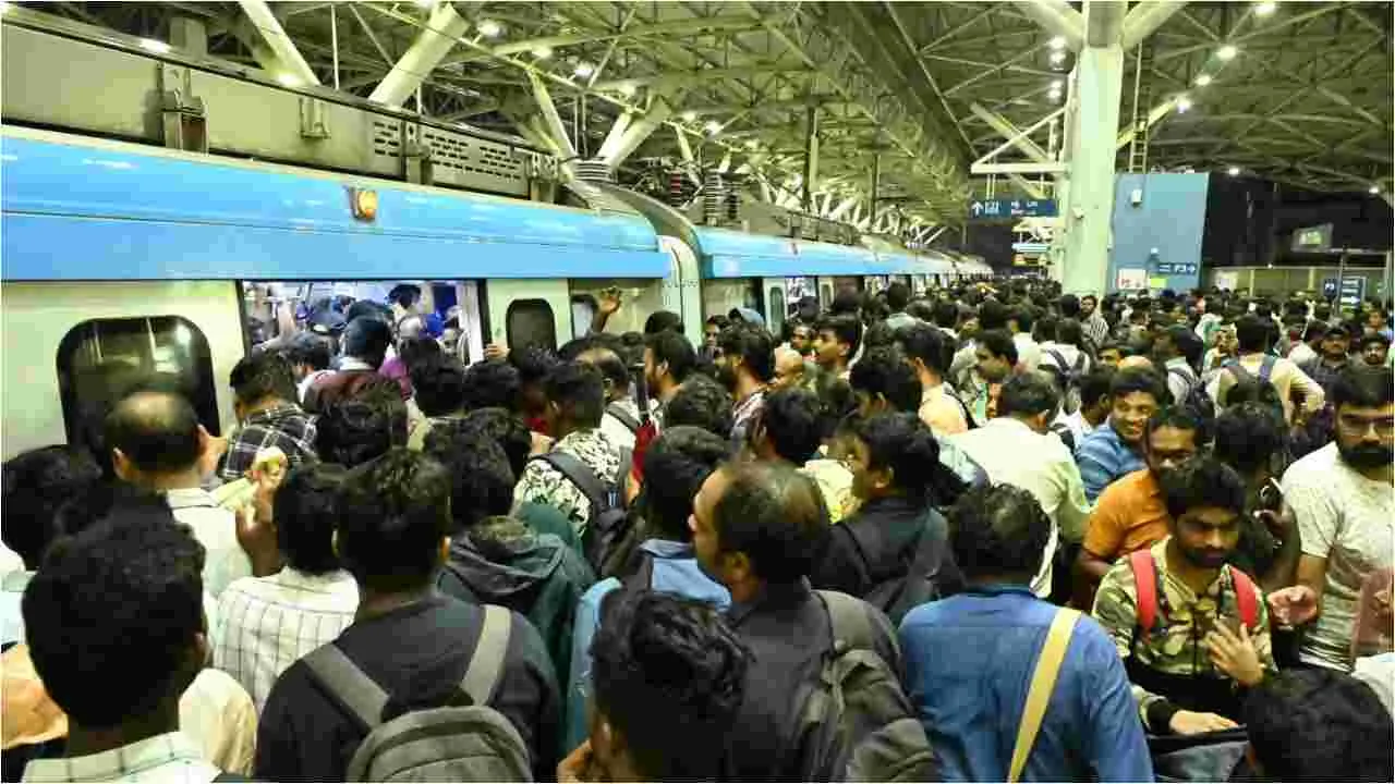 Hyderabad: హైదరాబాద్‌లో చెరువులను తలపిస్తున్న రహదారులు 