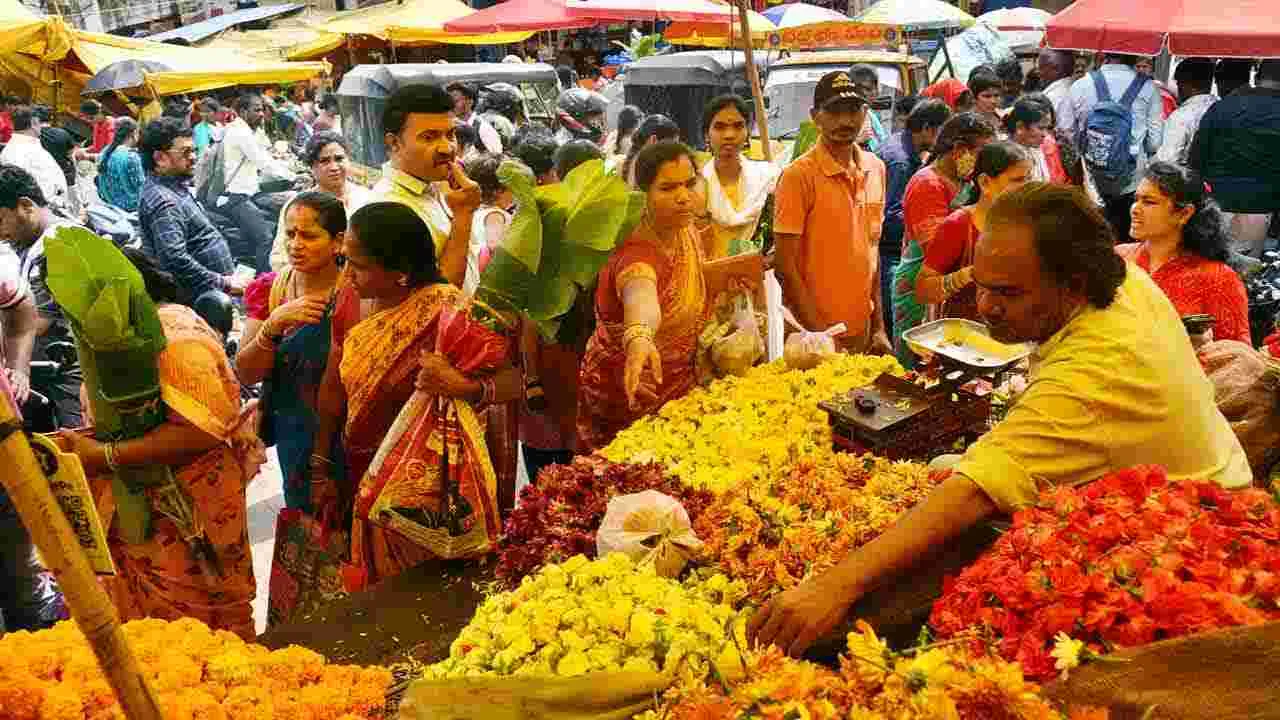 Sravana Masam Varalakshmi Vratham 2025: వరలక్ష్మీ వత్రం వేళ.. మార్కెట్లు కిటకిట..