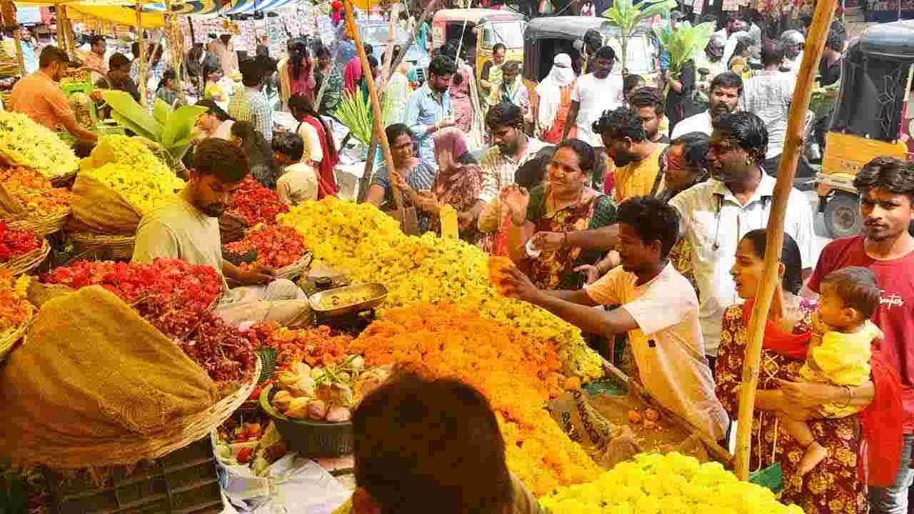 Sravana Masam Varalakshmi Vratham 2025: వరలక్ష్మీ వత్రం వేళ.. మార్కెట్లు కిటకిట..