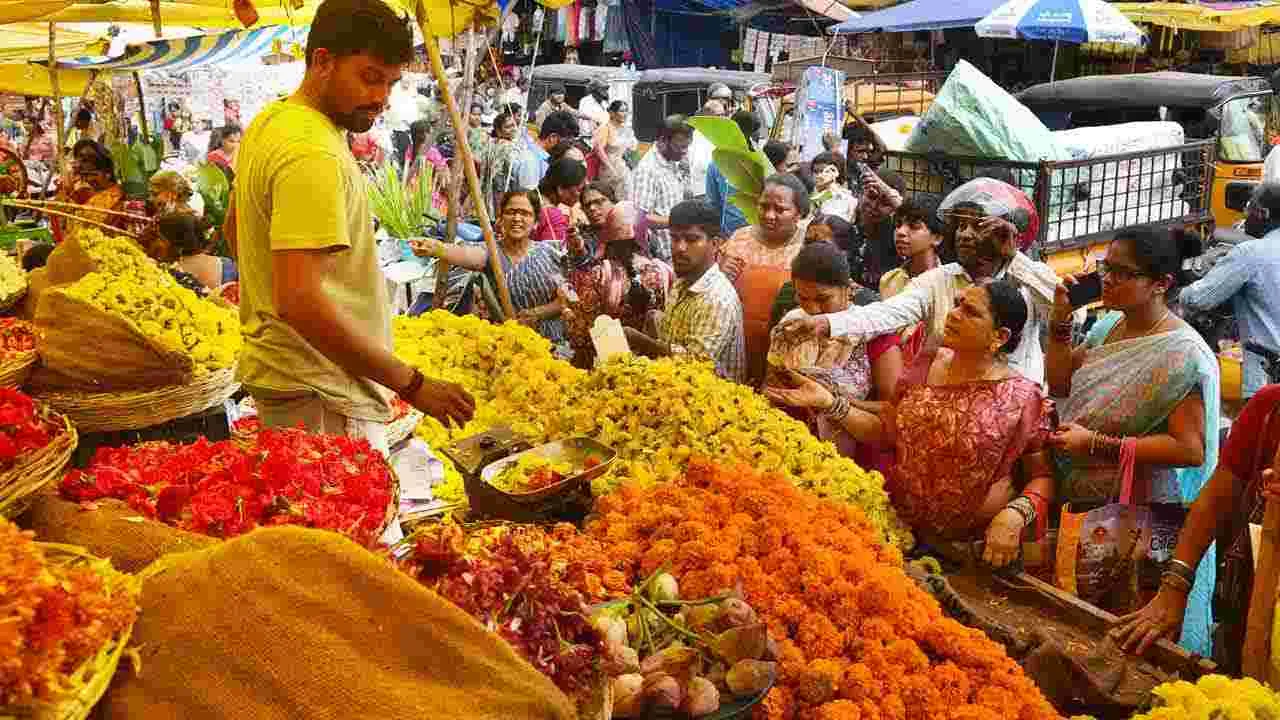 Sravana Masam Varalakshmi Vratham 2025: వరలక్ష్మీ వత్రం వేళ.. మార్కెట్లు కిటకిట..