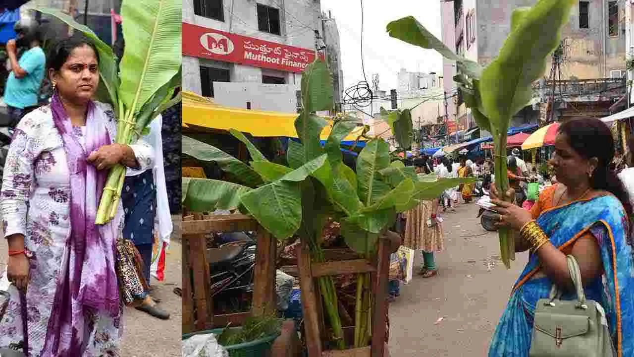 Sravana Masam Varalakshmi Vratham 2025: వరలక్ష్మీ వత్రం వేళ.. మార్కెట్లు కిటకిట..