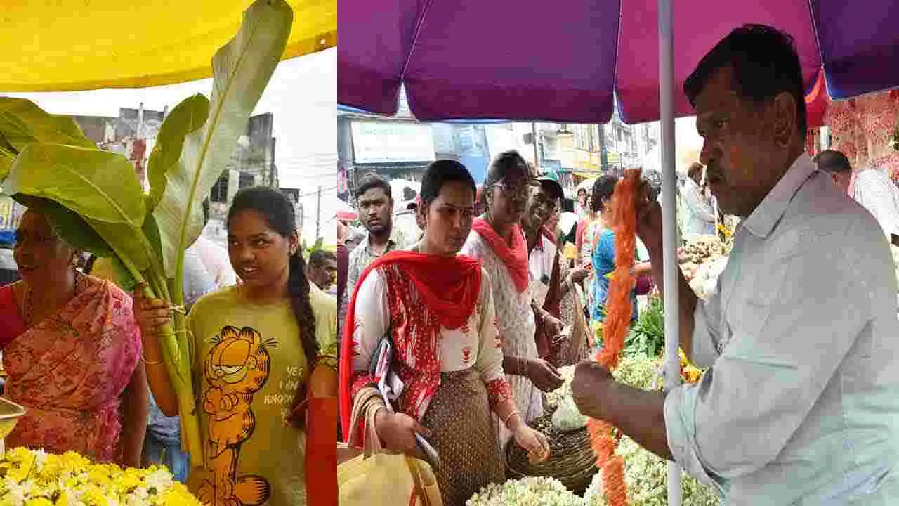 Sravana Masam Varalakshmi Vratham 2025: వరలక్ష్మీ వత్రం వేళ.. మార్కెట్లు కిటకిట..