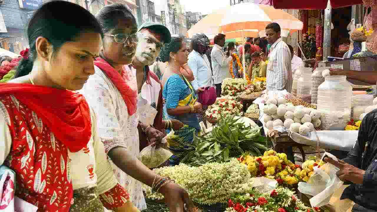 Sravana Masam Varalakshmi Vratham 2025: వరలక్ష్మీ వత్రం వేళ.. మార్కెట్లు కిటకిట..