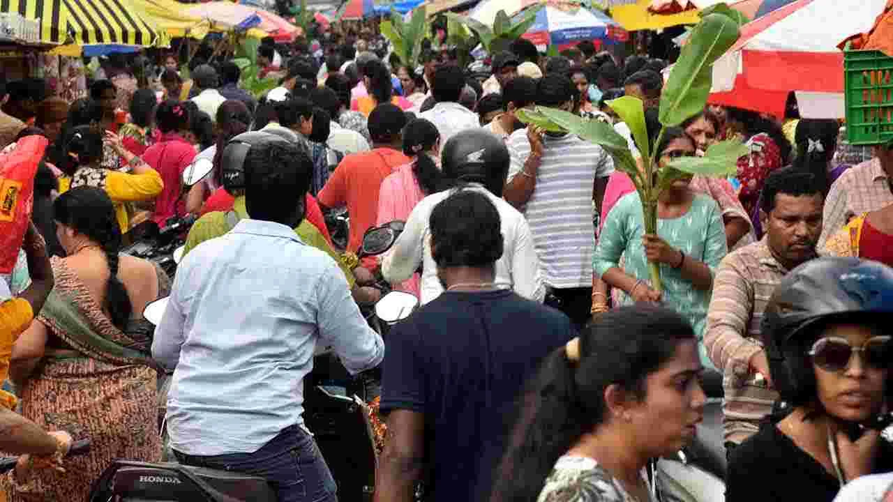 Sravana Masam Varalakshmi Vratham 2025: వరలక్ష్మీ వత్రం వేళ.. మార్కెట్లు కిటకిట..