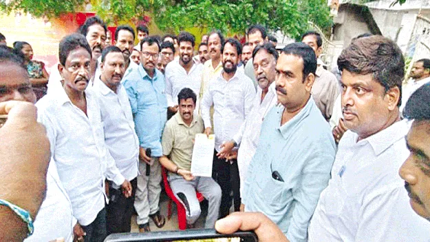 సీఎంఆర్‌ఎఫ్‌ చెక్కుల పంపిణీ