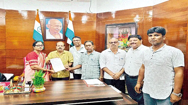 ఒడియా విద్యా వలంటీర్ల జీతాలు విడుదల చేయాలి