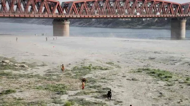 Pakistan Seeks Water: కాళ్ల బేరానికి వచ్చిన పాక్.. నీళ్లివ్వండి ప్లీజ్..