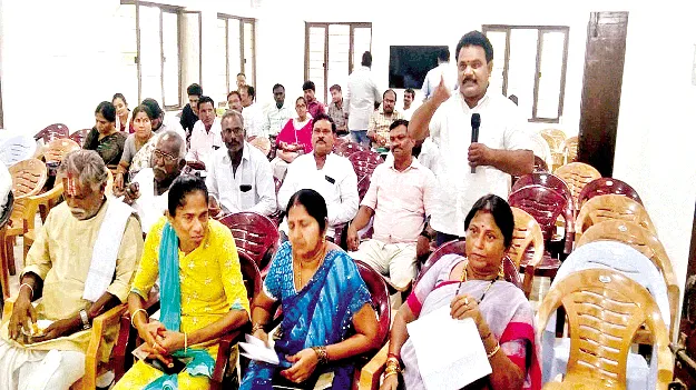   యూరియా కొరతతో రైతులు అల్లాడుతున్నారు?