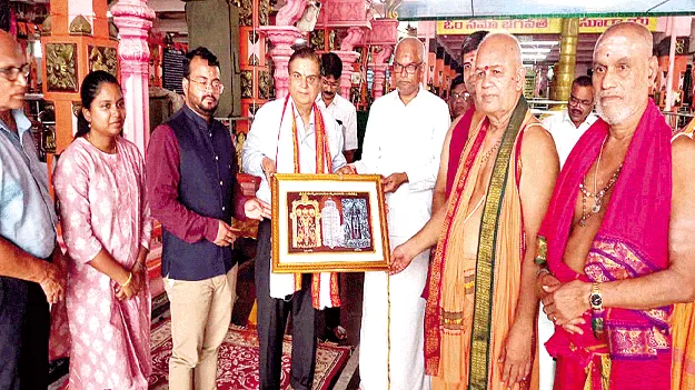 ఆదిత్యుని సేవలో విజిలెన్స్‌ కమిషనర్‌