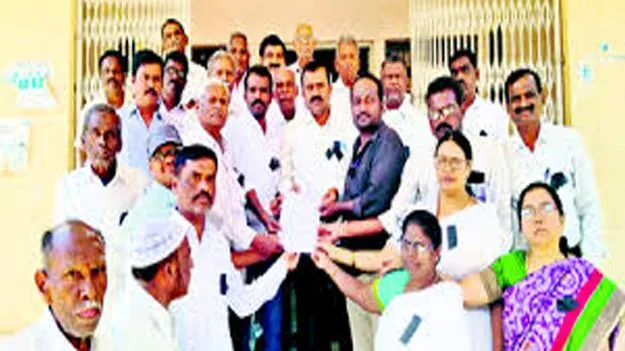 Protest Black Badges: నేడు నల్లబ్యాడ్జీలతో వెలుగు సిబ్బంది నిరసన