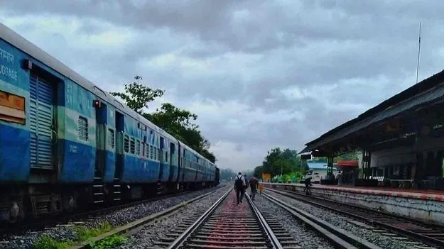 Fire Incident: రైల్వే స్టేషన్‌లో  అగ్నిప్రమాదం.. బోగిలో చెలరేగిన మంటలు