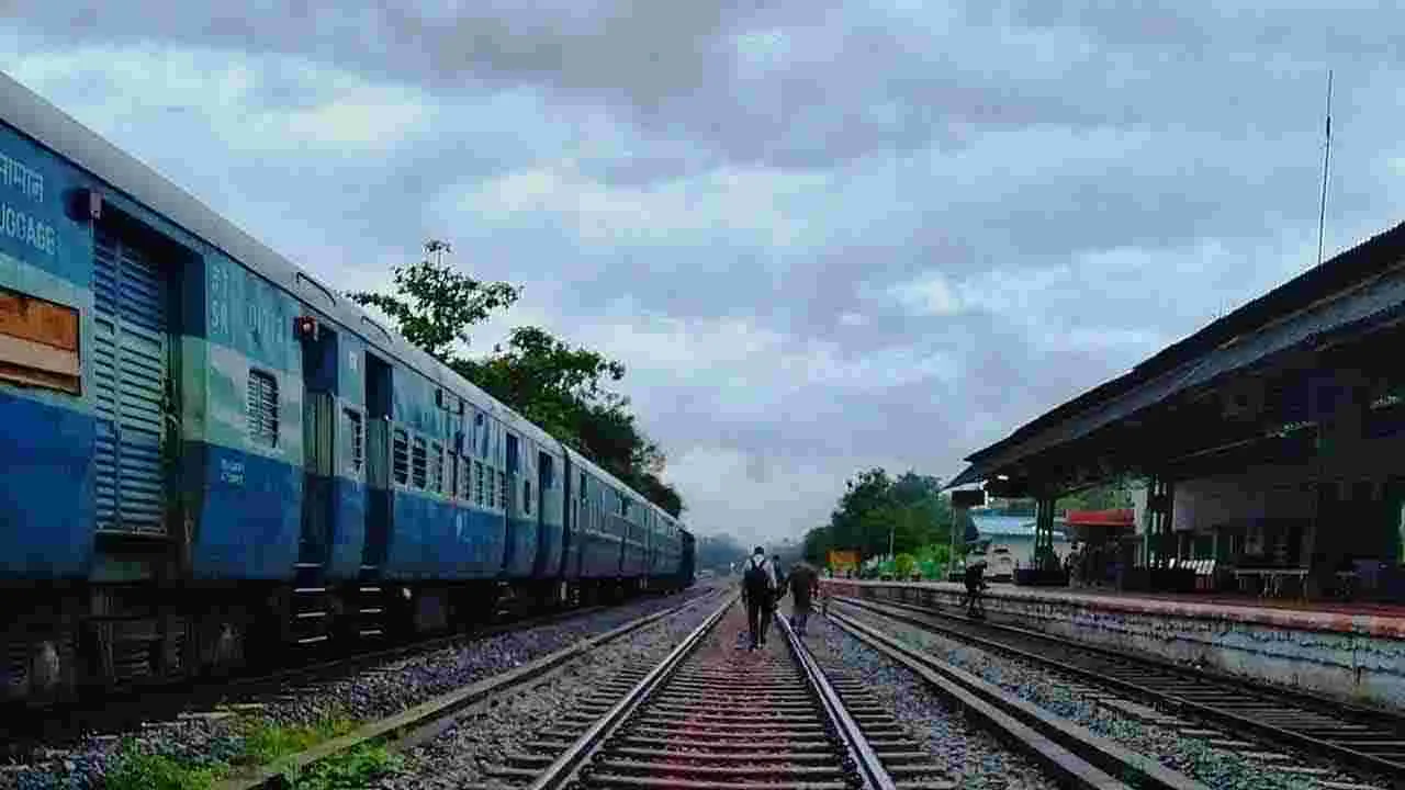 Fire Incident: రైల్వే స్టేషన్‌లో  అగ్నిప్రమాదం.. బోగిలో చెలరేగిన మంటలు