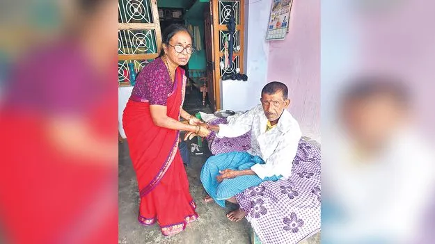 Sister Ties Rakhi To Brother: 40ఏళ్లకు అన్నకు రాఖీ 