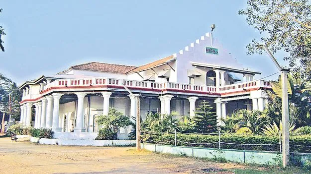 ఆర్‌ఈసీఎస్‌ ఉద్యోగుల అరాచకం