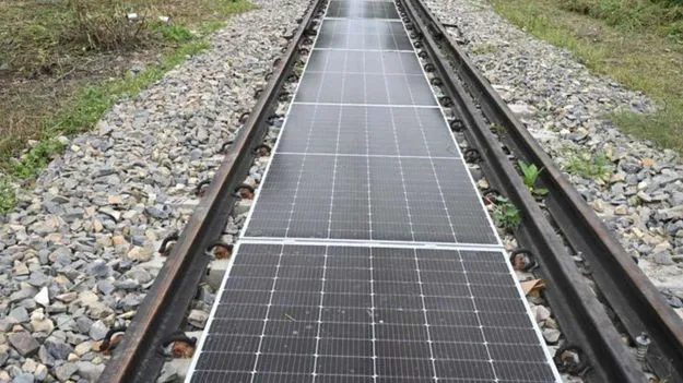 Railway Tracks-Solar Panels: ట్రాక్స్ మధ్య సోలార్ ప్యానెల్స్.. రైల్వే శాఖ వినూత్న ప్రాజెక్టు.. ఎక్కడంటే..