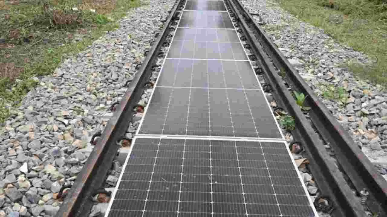 Railway Tracks-Solar Panels: ట్రాక్స్ మధ్య సోలార్ ప్యానెల్స్.. రైల్వే శాఖ వినూత్న ప్రాజెక్టు.. ఎక్కడంటే..