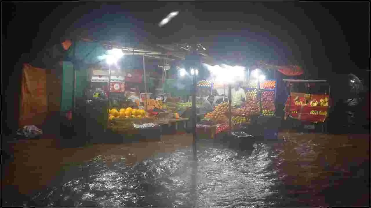 Hyderabad: హైదరాబాద్‌లో చెరువులను తలపిస్తున్న రహదారులు 