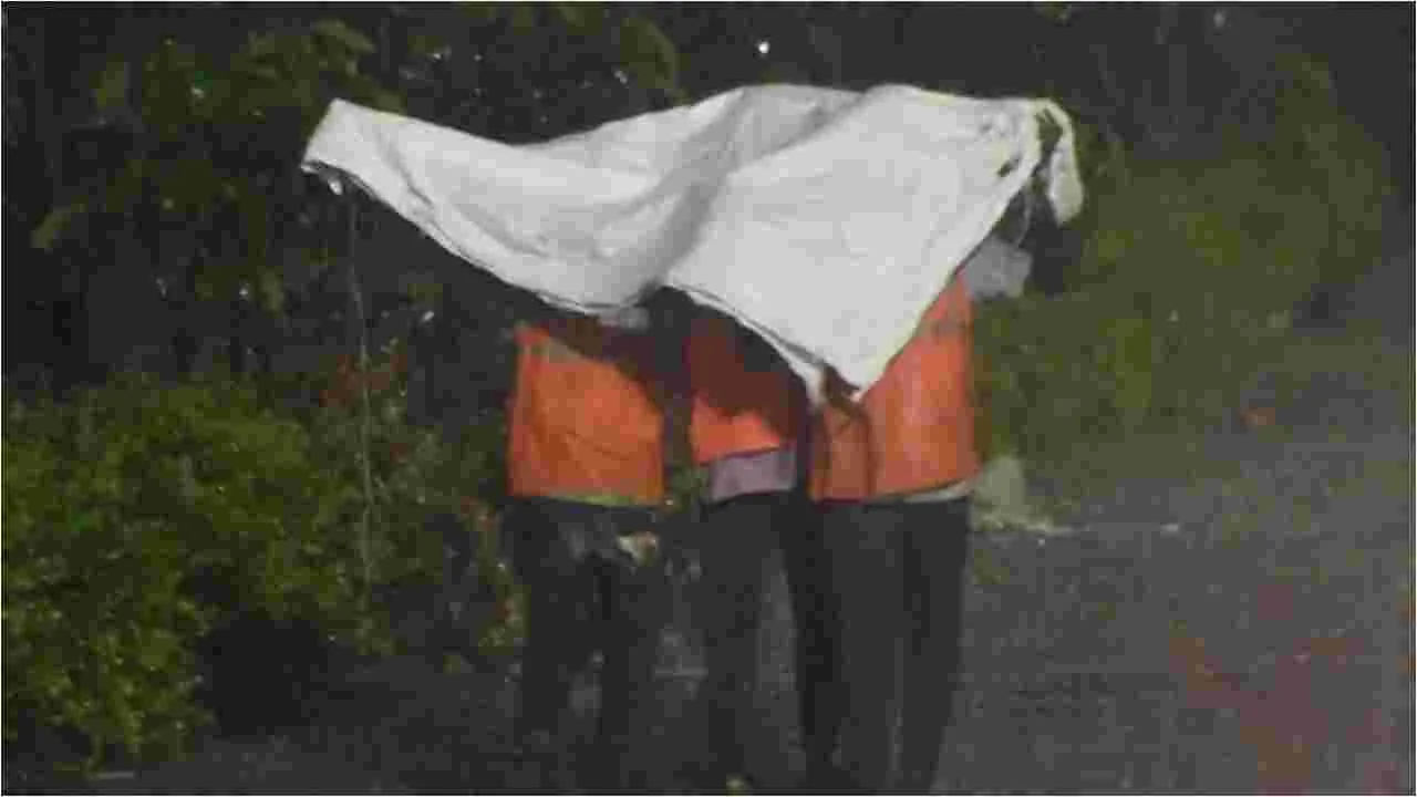 Hyderabad: హైదరాబాద్‌లో చెరువులను తలపిస్తున్న రహదారులు 