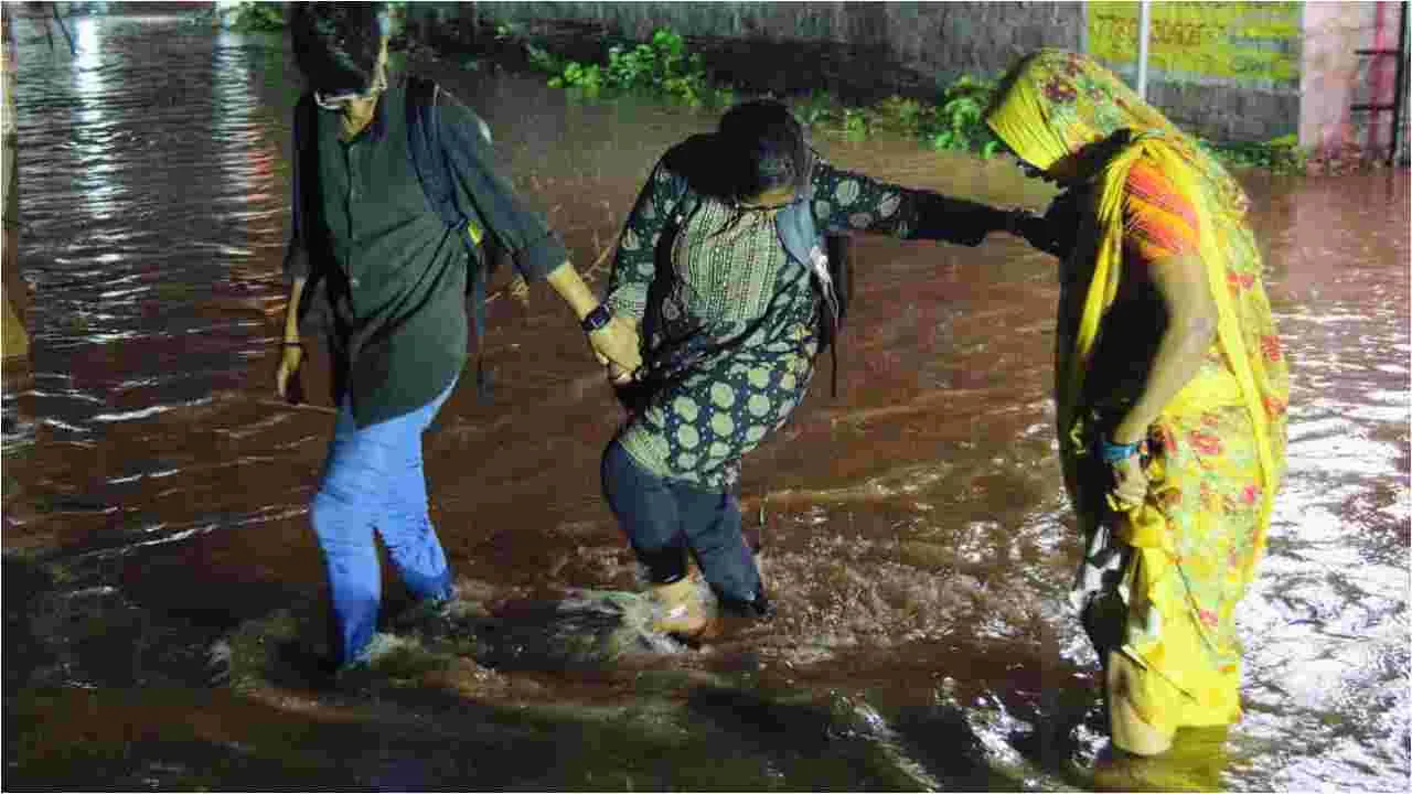 Hyderabad: హైదరాబాద్‌లో చెరువులను తలపిస్తున్న రహదారులు 