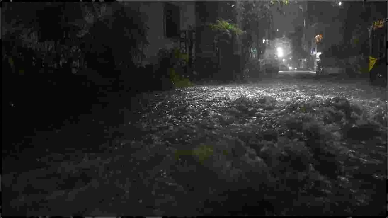 Hyderabad: హైదరాబాద్‌లో చెరువులను తలపిస్తున్న రహదారులు 