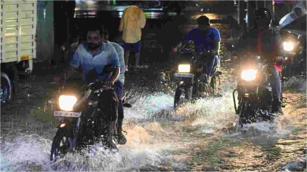 Hyderabad: హైదరాబాద్‌లో చెరువులను తలపిస్తున్న రహదారులు 