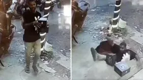 Man Falls Into Drain: షాకింగ్ వీడియో.. కాలి కింద రోడ్డు ఎలా మాయమైందో చూడండి.. 