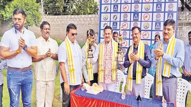 Blind Cricket Tournament: అంధుల క్రికెట్‌ పోటీలు ప్రారంభించిన జస్టిస్‌ కృష్ణమోహన్‌అంధుల క్రికెట్‌ పోటీలు ప్రారంభించిన జస్టిస్‌ కృష్ణమోహన్‌