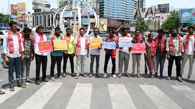 వ్యవస్థలను నిర్వీర్యం చేస్తున్న బీజేపీ