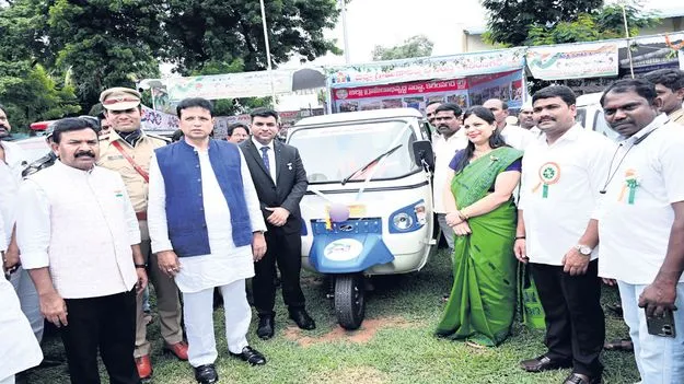 స్టాళ్లను సందర్శించిన మంత్రి శ్రీధర్‌బాబు