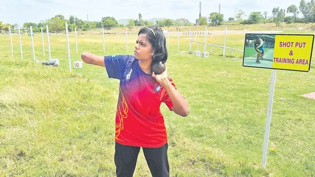 One Handed Champion: ఒంటిచేత్తో పతకాలు పట్టేస్తోంది