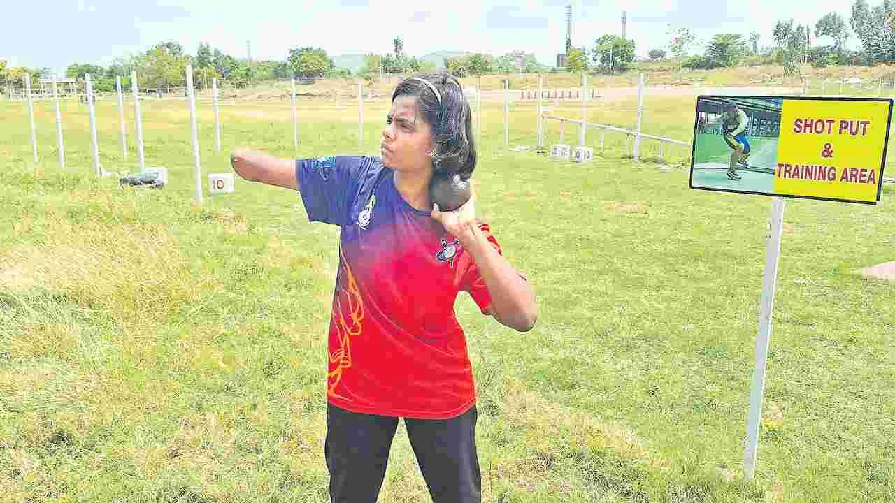 One Handed Champion: ఒంటిచేత్తో పతకాలు పట్టేస్తోంది