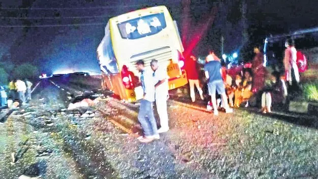 Bus Accident: రెండు ప్రైవేటు బస్సులు ఢీ