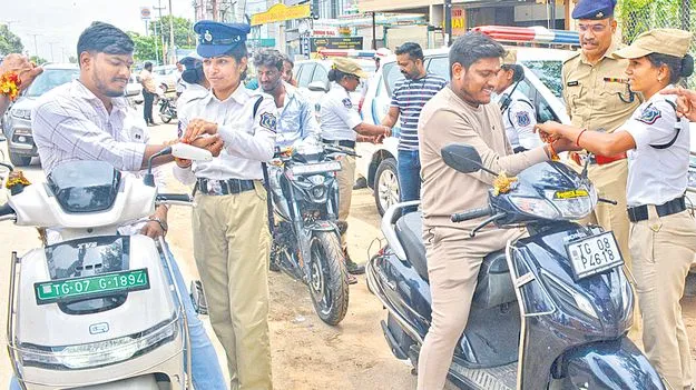Traffic Awareness: ఇంద కట్టుకో..  హెల్మెట్టు పెట్టుకో  